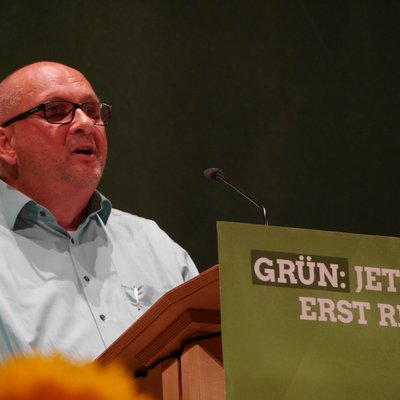 Detlev Schulz-Hendel steht am Rednerpult und spricht