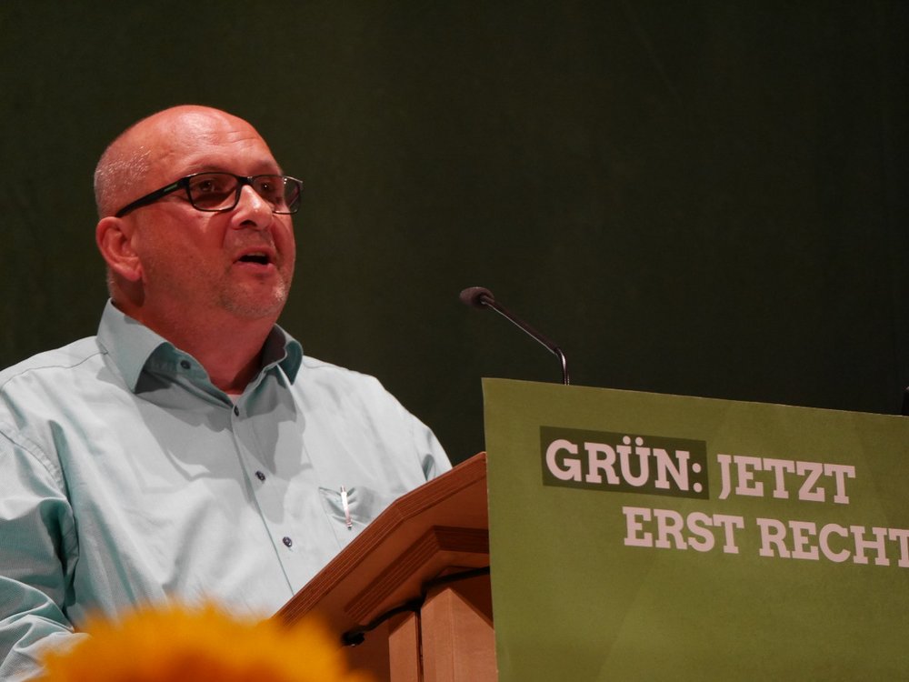 Detlev Schulz-Hendel steht am Rednerpult und spricht