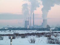 Kohlekraftwerk in winterlicher Kulisse