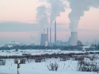 Kohlekraftwerk in winterlicher Kulisse