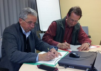 H. Bonin und W. Krüger unterschreiben Vereinbarung